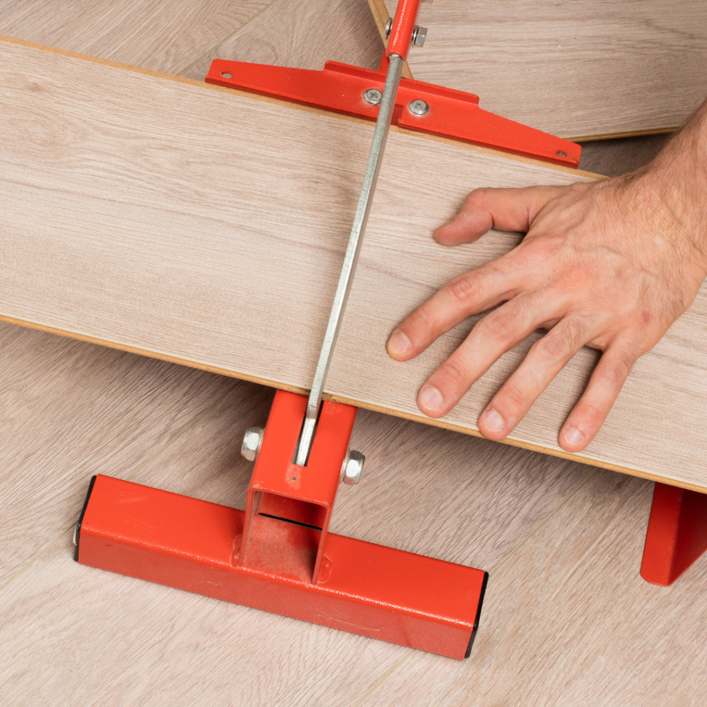 Tilpasning af gulvplanke med gulvskærer før montering af laminatgulv